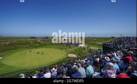 Gesamtansicht des 16. Grüns am zweiten Tag der Open im Royal St George's Golf Club in Sandwich, Kent. Bilddatum: Freitag, 16. Juli 2021. Stockfoto