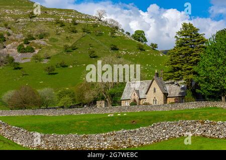 Das alte Schulhaus mit NAB-Ende (Buckden Pike) dahinter. Buckden Village in Upper Wharfedale, im Yorkshire Dales National Park, England, Großbritannien Stockfoto