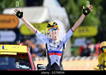 Der Slowene Matej Mohoric aus Bahrain feiert den Sieg, als er die Ziellinie überquert und die 19. Etappe der 108. Ausgabe der Tour de France-Rundfahrt gewinnt Stockfoto