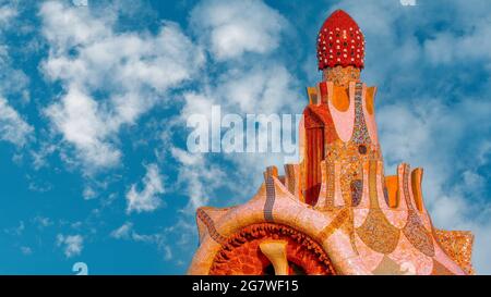 Haus im Park Guell Mosaik entworfen von Antonio Gaudi in Barcelona. Stockfoto