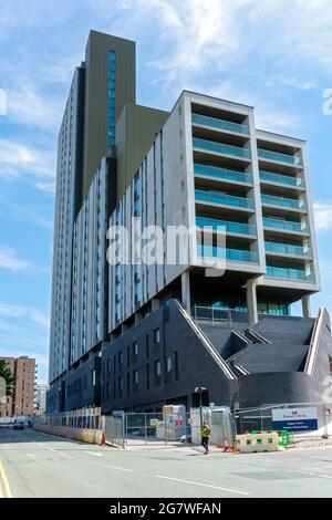 Der Oxygen Tower-Apartmentblock von der Store Street, Manchester, England, Großbritannien Stockfoto