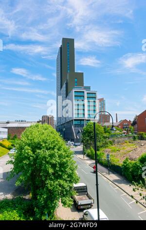 Der Wohnblock des Oxygen Tower über der Store Street, vom Aquädukt Ashton Canal, Manchester, England, Großbritannien Stockfoto