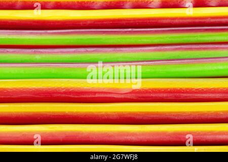 Süßholzbonbon. Süße Gummistifte mit unterschiedlichem Geschmack. Candy-Hintergrund. Stockfoto