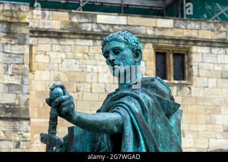 Statue von Konstantin dem großen durch Philip Jackson (1998), Minster Yard, City of York, Yorkshire, England, UK Stockfoto