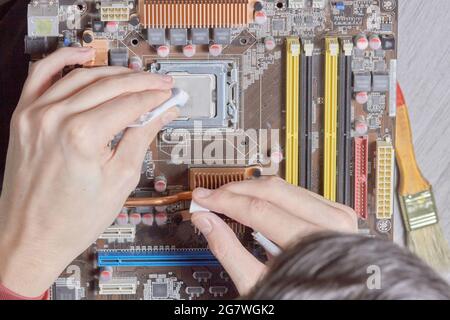 Computer Reparatur Reinigung von Komponenten, von Staub Stockfoto