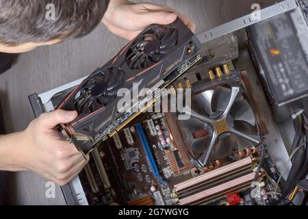 Computer Reparatur Reinigung von Komponenten, von Staub Stockfoto