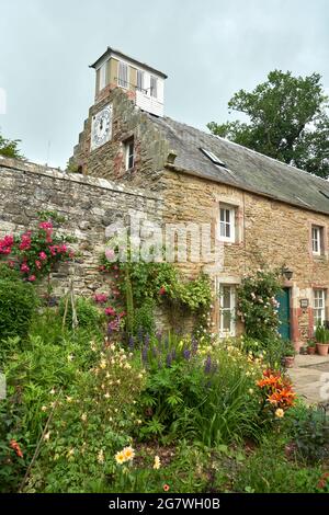 Wunderschöne krautige Grenze am Clock House Cottage im Mellerstain House in der Nähe von Gordon in den Scottish Borders Stockfoto