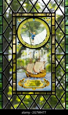 Buntglasfenster mit einer Sonnenuhr und einem Segelschiff in der Kapelle der Merchant Adventurers’ Hall, York, Yorkshire, England, Großbritannien. Stockfoto