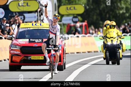 Der Slowene Matej Mohoric aus Bahrain feiert den Sieg, als er die Ziellinie überquert und die 19. Etappe der 108. Ausgabe der Tour de France-Rundfahrt gewinnt Stockfoto