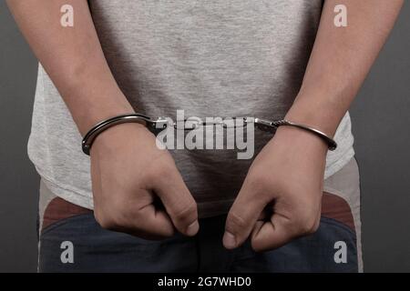 Mann in Handschellen Nahaufnahme Festnahme eines Verbrechers. Stockfoto