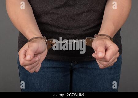 Kriminelle Frau in Handschellen gefesselt, Festnahme eines Diebes. Stockfoto