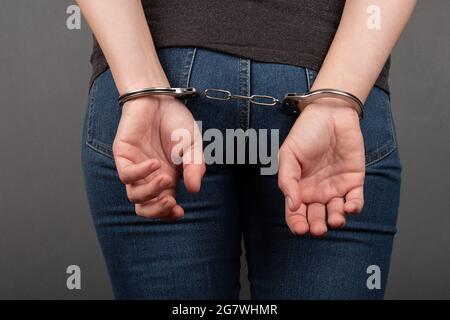 Frau in Handschellen gefesselt Rückansicht. Stockfoto