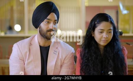 Sikh Mann aus Indien trägt den schwarzen Turban mit einer schönen Frau Stockfoto