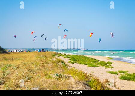 Viele Kitesurfer am Strand von Krapets Schwarzmeerküste.Krapets ist ein Dorf in der Gemeinde Shabla, Provinz Dobritsch, im Nordosten Bulgariens Stockfoto