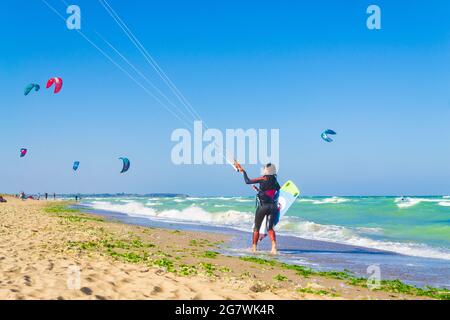 Viele Kitesurfer am Strand von Krapets Schwarzmeerküste.Krapets ist ein Dorf in der Gemeinde Shabla, Provinz Dobritsch, im Nordosten Bulgariens Stockfoto