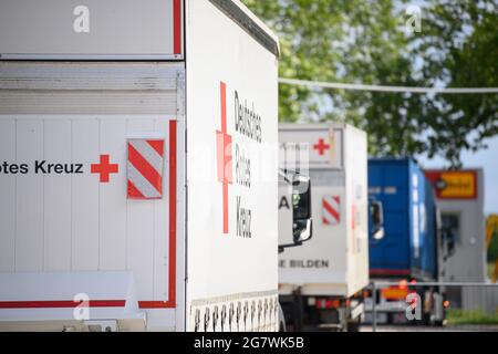 Dresden, Deutschland. Juli 2021. Deutsche Rotkreuz-Lkw verlassen das DRK-Gelände in Richtung Autobahn. Sachsen schickt Ausrüstung für Notunterkünfte in die Katastrophenregion Rheinland-Pfalz und bittet um Spenden für die von den verheerenden Überschwemmungen dort und in Nordrhein-Westfalen Betroffenen. Quelle: Robert Michael/dpa-Zentralbild/dpa/Alamy Live News Stockfoto