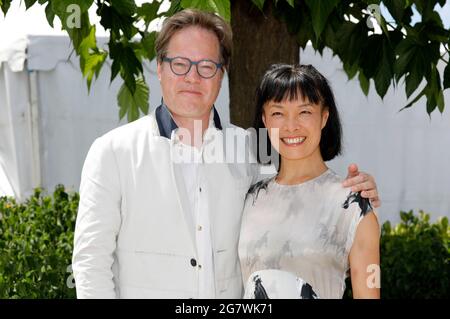 Cannes, Frankreich. Juli 2021. Jan Vogler und Mira Wang nahmen an der Fotoschau „Neue Welten: Die Wiege der Zivilisation“ während des 74. Jährlichen Filmfestivals in Cannes am 16. Juli 2021 in Cannes, Frankreich, Teil. Quelle: Geisler-Fotopress GmbH/Alamy Live News Stockfoto