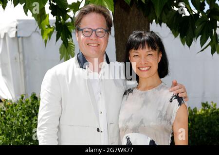 Cannes, Frankreich. Juli 2021. Jan Vogler und Mira Wang nahmen an der Fotoschau „Neue Welten: Die Wiege der Zivilisation“ während des 74. Jährlichen Filmfestivals in Cannes am 16. Juli 2021 in Cannes, Frankreich, Teil. Quelle: Geisler-Fotopress GmbH/Alamy Live News Stockfoto