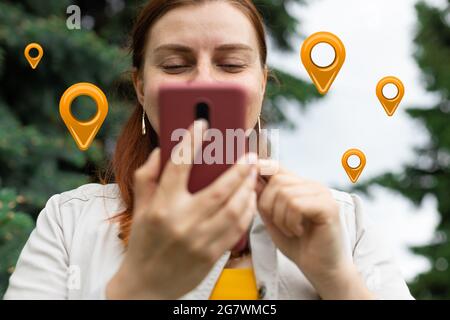 Die Hände der Reisenden Frau verwenden die Karte in der Handy-App, um die Routenposition des Ortes mit gps auf der Straße zu suchen, wenn sie in der Stadt unterwegs sind Stockfoto