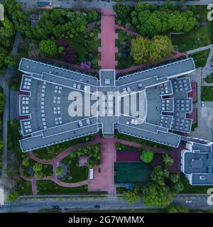 Luftaufnahme von einer Drohne eines sowjetischen Betonhauses in Form eines Schmetterlings in der Stadt Stockfoto