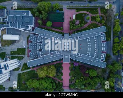 Luftaufnahme von einer Drohne eines sowjetischen Betonhauses in Form eines Schmetterlings in der Stadt Stockfoto