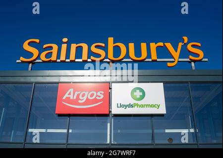 Taplow, Buckinghamshire, Großbritannien. Juli 2021. Sainsbury's hat den Weg für Supermärkte vorgemacht, indem er Kunden gebeten hat, ab Montag, dem 19. Juli 2021, weiterhin eine Gesichtsmaske in ihren Geschäften zu tragen, trotz der Aufhebung der Covid-19-Sperrbeschränkungen. Die Richtlinie ist nur beratend für Kunden und nicht rechtskräftig. Quelle: Maureen McLean/Alamy Live News Stockfoto