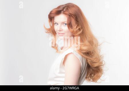 Ingwer Frau possin wie Modell im Studio. Nahaufnahme im Hochformat. Stockfoto