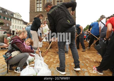 Erftstadt, Deutschland. Juli 2021. Viele Helfer füllen Sandsäcke. Sie werden benötigt, um Dämme zu sichern, die durch die Flut erweicht werden. Kredit: David Young/dpa/Alamy Live Nachrichten Stockfoto