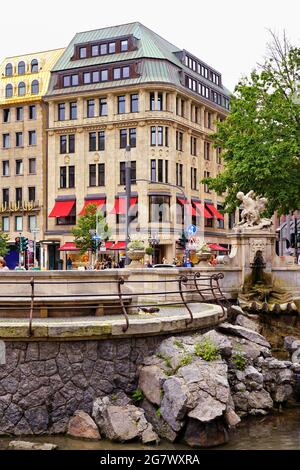 Königsallee / Schadowstraße in der Düsseldorfer Innenstadt, mit Blick auf alte Gebäude und historischen Platz. Stockfoto