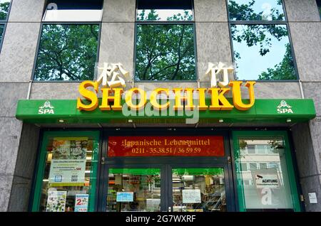 Geschäft vor dem Lebensmittelgeschäft „Shochiku“ im japanischen Viertel in der Immermannstraße in der Düsseldorfer Innenstadt. Stockfoto