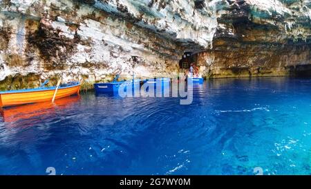 Die Höhle von Melissani auf der Insel Kefalonia, Griechenland. Es ist einer der bedeutendsten Orte für Touristen in Griechenland zu besuchen. Stockfoto