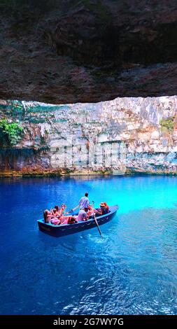 Die Höhle von Melissani auf der Insel Kefalonia, Griechenland. Es ist einer der bedeutendsten Orte für Touristen in Griechenland zu besuchen. Stockfoto