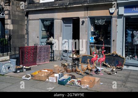 BRIC-A-brac auf dem Bürgersteig vor einem Quadrant Antiques in der Dundas Street in Edinburghs Neustadt. Stockfoto