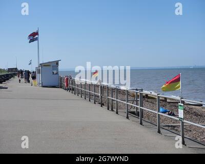 Minster on Sea, Kent, Großbritannien. Juli 2021. UK Wetter: Sonniger und warmer Nachmittag in Minster on Sea, Kent, da eine Hitzewelle prognostiziert wird. Kredit: James Bell/Alamy Live Nachrichten Stockfoto