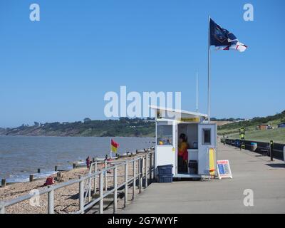 Minster on Sea, Kent, Großbritannien. Juli 2021. UK Wetter: Sonniger und warmer Nachmittag in Minster on Sea, Kent, da eine Hitzewelle prognostiziert wird. Kredit: James Bell/Alamy Live Nachrichten Stockfoto