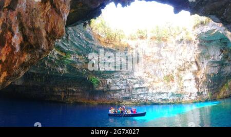 Die Höhle von Melissani auf der Insel Kefalonia, Griechenland. Es ist einer der bedeutendsten Orte für Touristen in Griechenland zu besuchen. Stockfoto