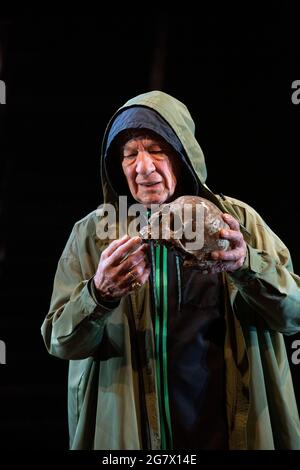 Ian McKellen als Hamlet mit dem Schädel von Yorick in HAMLET von Shakespeare Eröffnung im Theatre Royal Windsor, England am 20/07/2021 Bühnenbild: Lee Newby Kostüme: Loren Epstein Perücken & Make-up: Susanna Peretz Beleuchtung: Zoe Spurr Regie: Sean Mathias Stockfoto