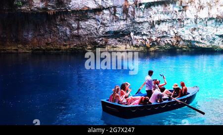 Die Höhle von Melissani auf der Insel Kefalonia, Griechenland. Es ist einer der bedeutendsten Orte für Touristen in Griechenland zu besuchen. Stockfoto