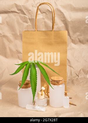 Papiertüte und Kosmetik aus Hanf, Cannabis Körperpflege Kosmetik-Set. Stockfoto