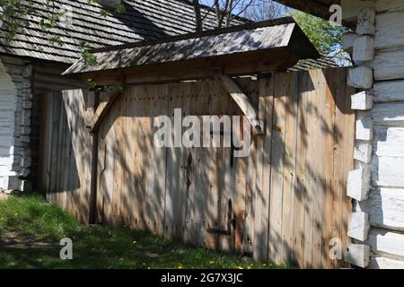 Tor auf dem Bauernhof, Bauernhof, ländliche Architektur, Freilichtmuseum in Tokarnia, Stockfoto