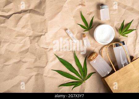 Cannabisprodukt für die Gesundheit, kosmetisches Set mit Hautpflege. Stockfoto