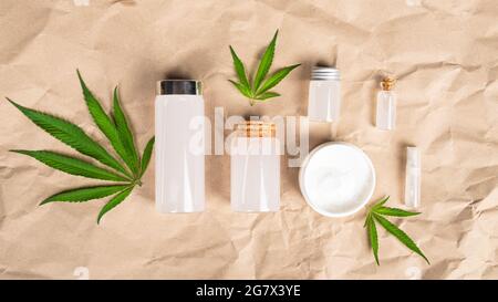 Marihuana-Kosmetik und -Creme mit cbd und THC-Extrakt auf Hanfpapier. Stockfoto