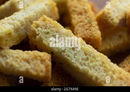 Getrocknete gesalzene Croutons Nahaufnahme Makro. Stockfoto