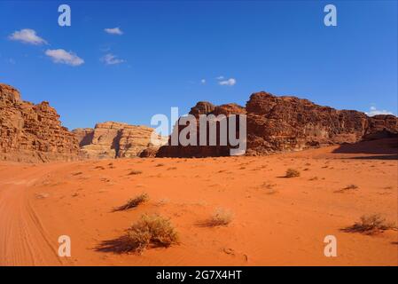 Wadi Rum - „das Tal des Mondes“, dargestellt als Mars in mehreren Hollywood-Spielfilmen Wadi Rum ist ein arabisches Märchen, das darauf wartet, entdeckt zu werden. Stockfoto