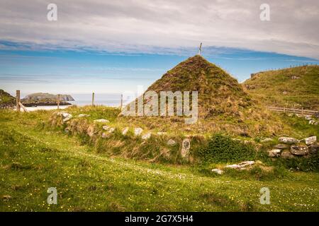 Eine HDR-Aufnahme im Sommer 3 des rekonstruierten eisenzeitlichen Hauses in Bosta, Bostadh, Great Bernera, Isle of Lewis, Western Isles, Schottland. 26. Juni 2021 Stockfoto