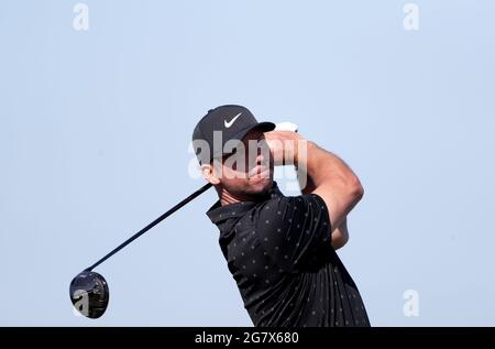 Am zweiten Tag der Open im Royal St. George's Golf Club in Sandwich, Kent, zieht der englische Paul Casey den 17. Ab. Bilddatum: Freitag, 16. Juli 2021. Stockfoto