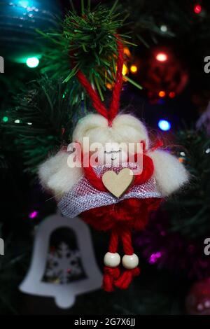 Hand gemacht Kugel Mädchen weihnachtsbaum Dekoration hängen auf weihnachtsbaum Stockfoto