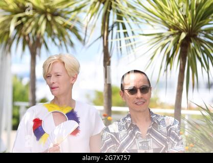 Cannes, Frankreich. Juli 2021. Die britische Schauspielerin Tilda Swinton (L) und der thailändische Regisseur Apichatpong Weerasethakul posieren während einer Fotoserie für den Film „Memoria“ bei der 74. Auflage der Filmfestspiele von Cannes am 16. Juli 2021 in Cannes, Südfrankreich. Kredit: Gao Jing/Xinhua/Alamy Live Nachrichten Stockfoto