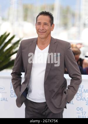 Cannes, Frankreich. Juli 2021. Der kolumbianische Schauspieler Juan Pablo Urrego posiert während einer Fotoserie für den Film „Memoria“ bei der 74. Auflage der Filmfestspiele von Cannes, Frankreich, am 16. Juli 2021. Kredit: Gao Jing/Xinhua/Alamy Live Nachrichten Stockfoto