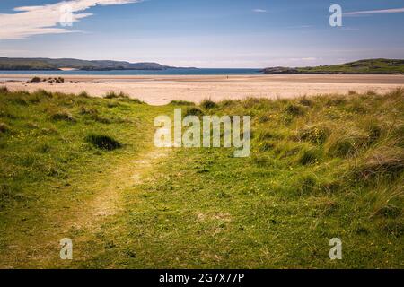 Eine HDR-Aufnahme im Sommer 3 von einem Strandpfad und einer fast menschenleeren Uig Bay, Traigh Uige, Isle of Lewis, Western Isles, Schottland. 26. Juni 2021 Stockfoto